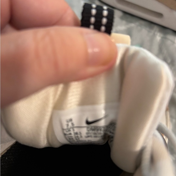Nike Air Cream and Black Sneakers sz7.5 mint condition - Picture 3 of 5